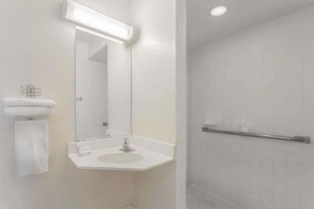 Remodeled 1920s Bungalow & Retro Casita - 7
