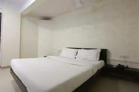 Kamran Residency - Near US Embassy - 44