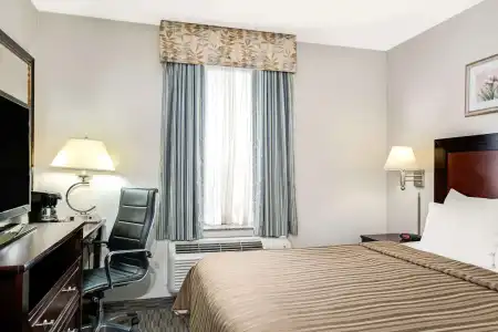 Days Inn by Wyndham Long Island City - 5