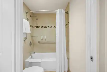 Howard Johnson by Wyndham Pasadena - 9