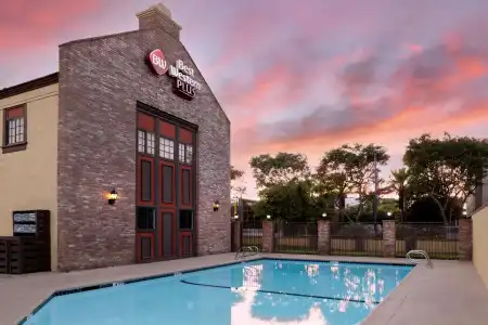 Best Western Plus Raffles Inn & Suites - 15