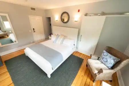 Town & Tide Inn - 51