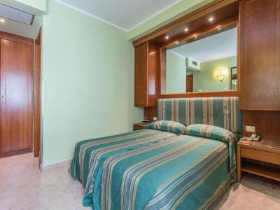 Raeli Siracusa - 65