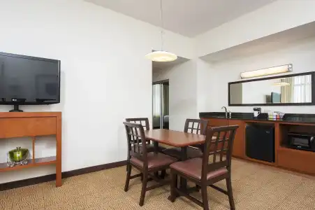 Hyatt Place Des Moines/Downtown - 13