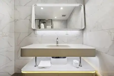 Ramada by Wyndham Flushing Queens - 10