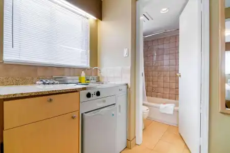 Econo Lodge Inn & Suites - 22