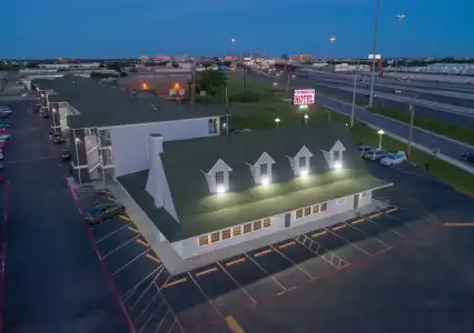 The Crossroads & Suites - 18
