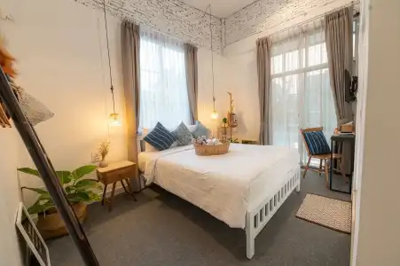Oon Poshtel - 81