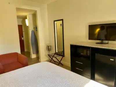 Days Inn & Suites by Wyndham Lakeland - 47