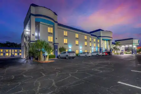Clarion Inn & Suites Central Clearwater Beach - 35