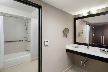Courtyard by Marriott New York Manhattan/Times Square - 8