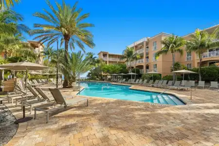 Beachside Resort & Residences - 40