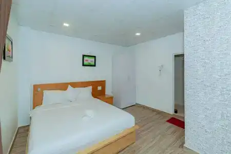 Ken's Backpackers - 76