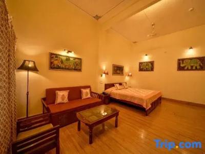 Arya Niwas - 129