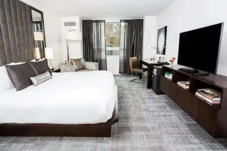 Graduate by Hilton Dallas - 75