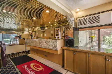 Econo Lodge Motel Village - 25