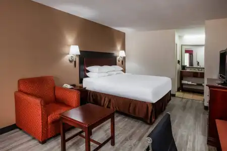 Days Inn & Suites by Wyndham Tyler - 5