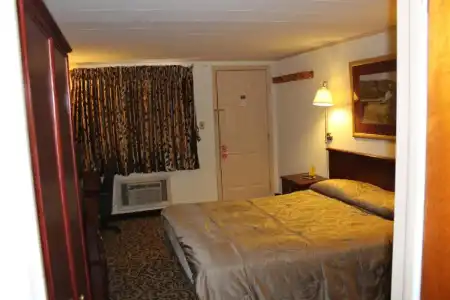 Happy Bear Motel - 1