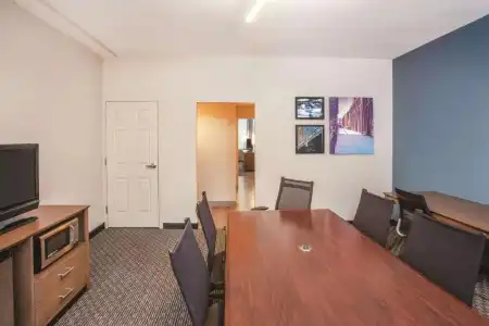 La Quinta Inn & Suites by Wyndham Chicago Downtown - 93