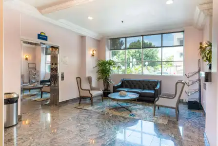 Days Inn by Wyndham Santa Monica - 9