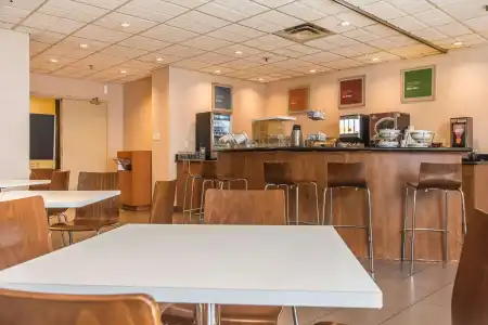 Comfort Suites Downtown - 13