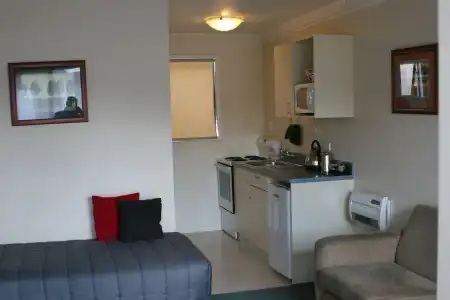 Bavarian Motel - 11