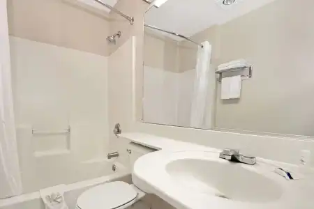 Microtel Inn & Suites by Wyndham Albuquerque West - 9