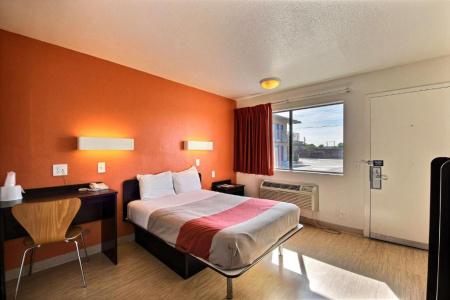 Motel 6 Laredo, TX - South - 35