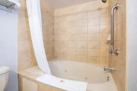 Comfort & Suites - 7
