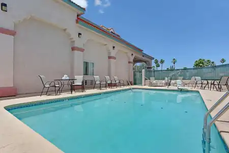 Super 8 by Wyndham Tucson Downtown Convention Center - 9
