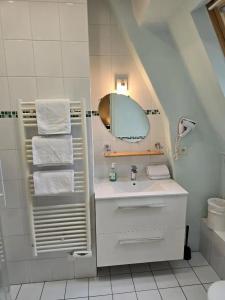 Le Castel Guesthouse - 62