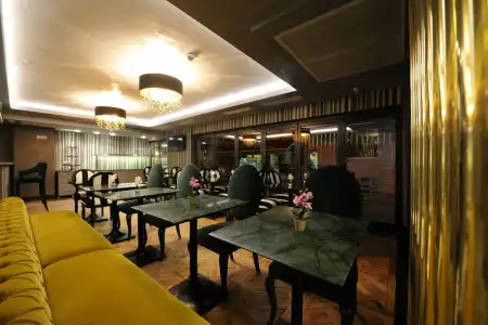 Le Petit Palace - 1