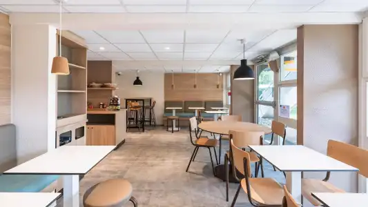 Premiere Classe Bourges (6 kms du centre-ville) - 16