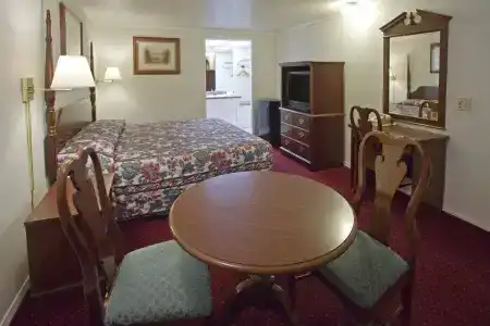 Americas Best Value Inn Lansing - 3