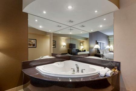 Best Western Plus Burlington Inn & Suites - 19