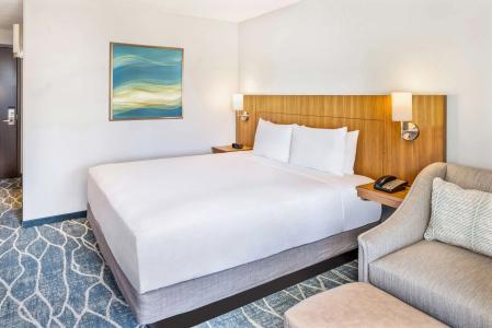 Hyatt Place Waikiki Beach - 2