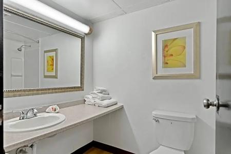 Days Inn by Wyndham Erie - 16