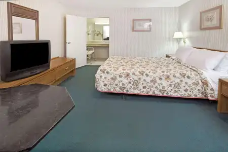 Knights Inn South Houston - 2