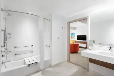 Courtyard by Marriott Santa Monica - 10