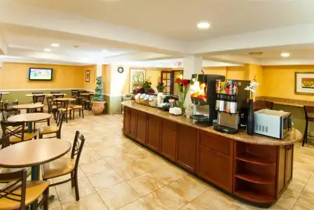 Best Western Plus Raffles Inn & Suites - 23
