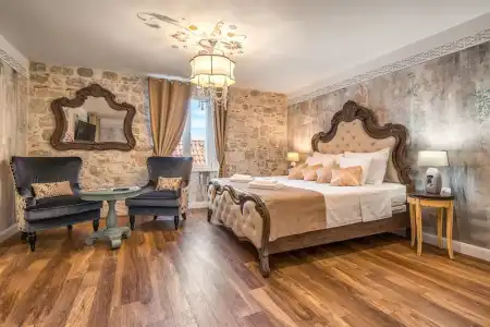 Plaza Marchi Old Town - Mag Quaint & Elegant Boutiques - 187