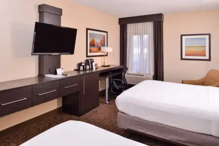 Holiday Inn Express & Suites Topeka West I-70 Wanamaker by IHG - 17
