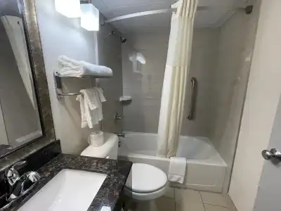 Quality Inn & Suites Cincinnati Downtown Area - 8