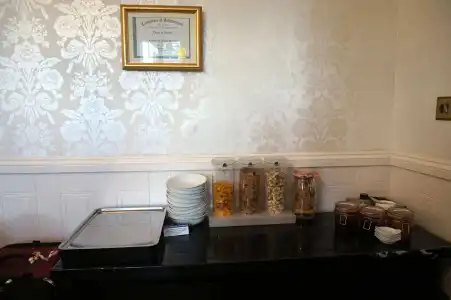 Lakeside Guest House - 1