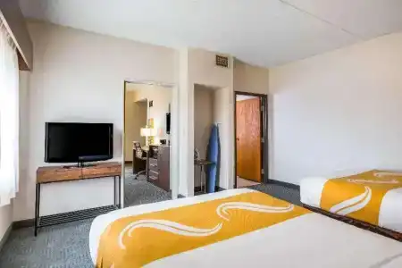 Quality Suites Lansing West - 45