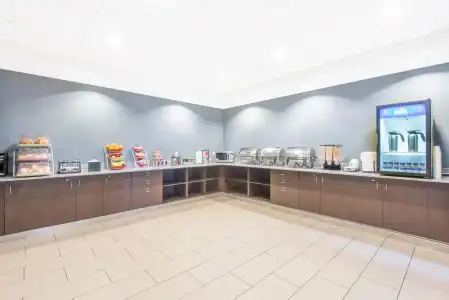 Wingate by Wyndham Niagara Falls - 12
