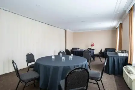 Sandmans & Suites Calgary West - 29