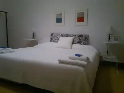 Ally's Guest House Barcelona B&B - 5