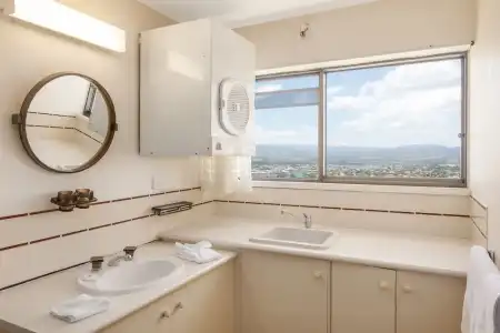Burleigh Esplanade Beachfront Apartments - 10