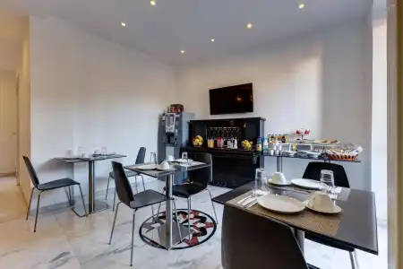 Little Rhome Suites - 17